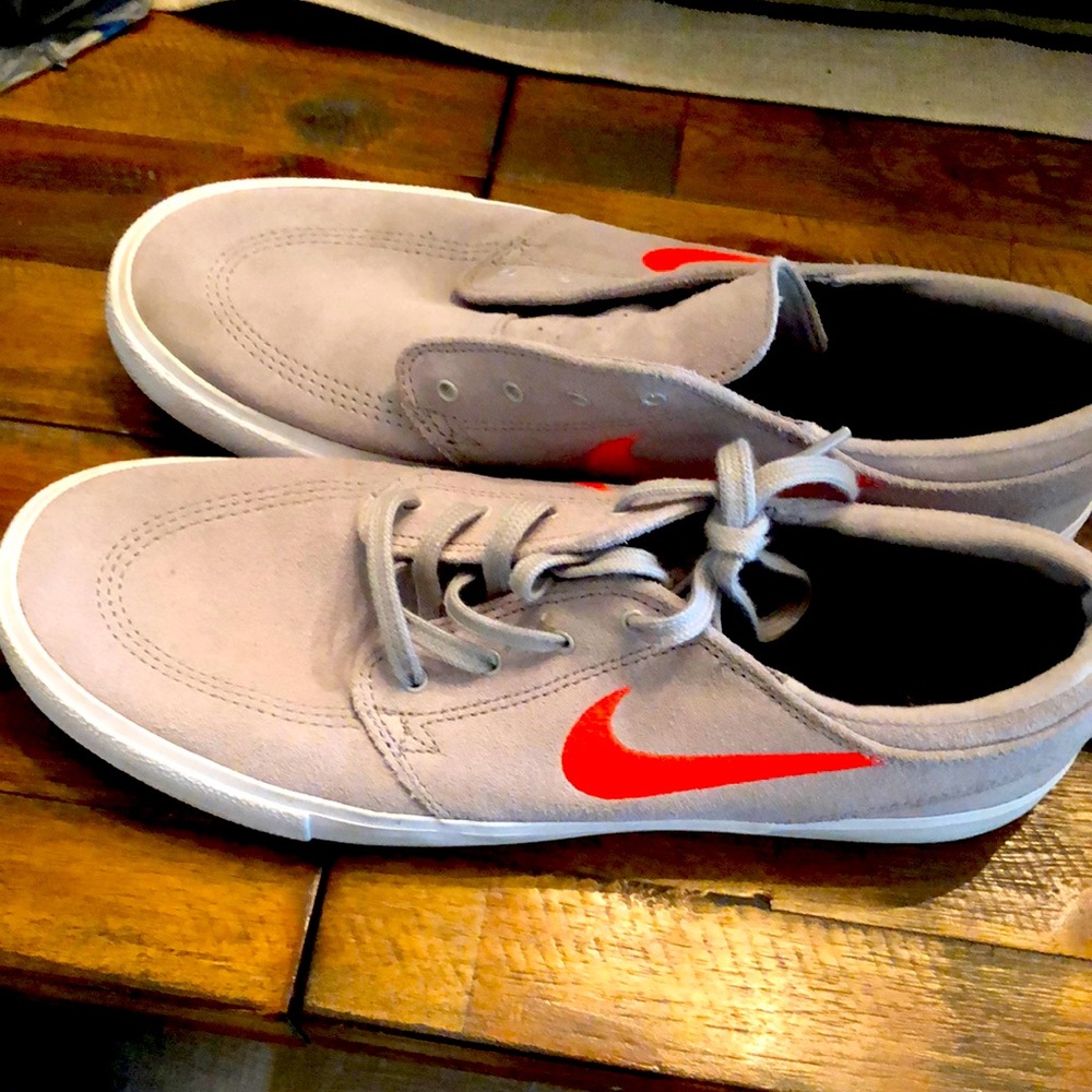 Nike SB Shoes light grey suede with pink check